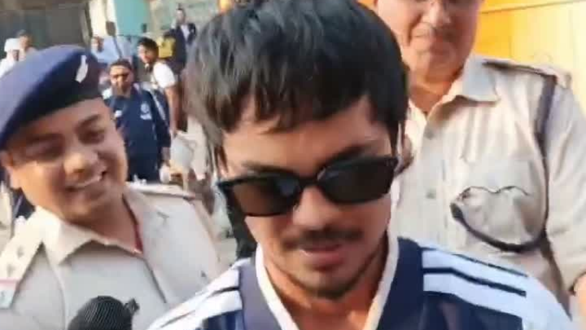 रांची में होटल के बाहर प्रशंसकों से मिलते क्रिकेटर ईशान किशन