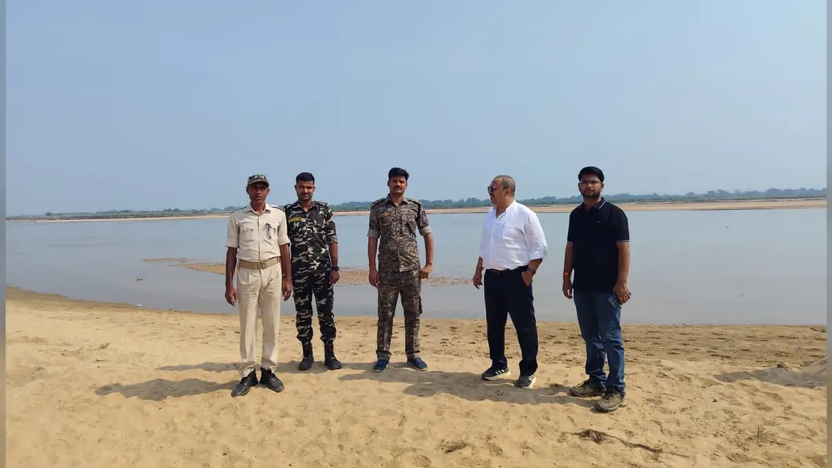 कांडी में प्रतिमा विसर्जन घाट का निरीक्षण करते प्रशासनिक और पुलिस अधिकारी
