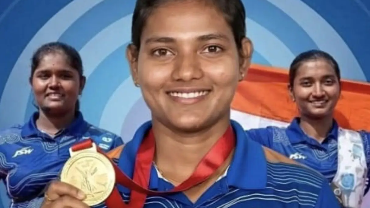 भारतीय महिला रिकर्व तीरंदाजी टीम की सदस्य अंकिता भकत और उनकी साथी खिलाड़ी