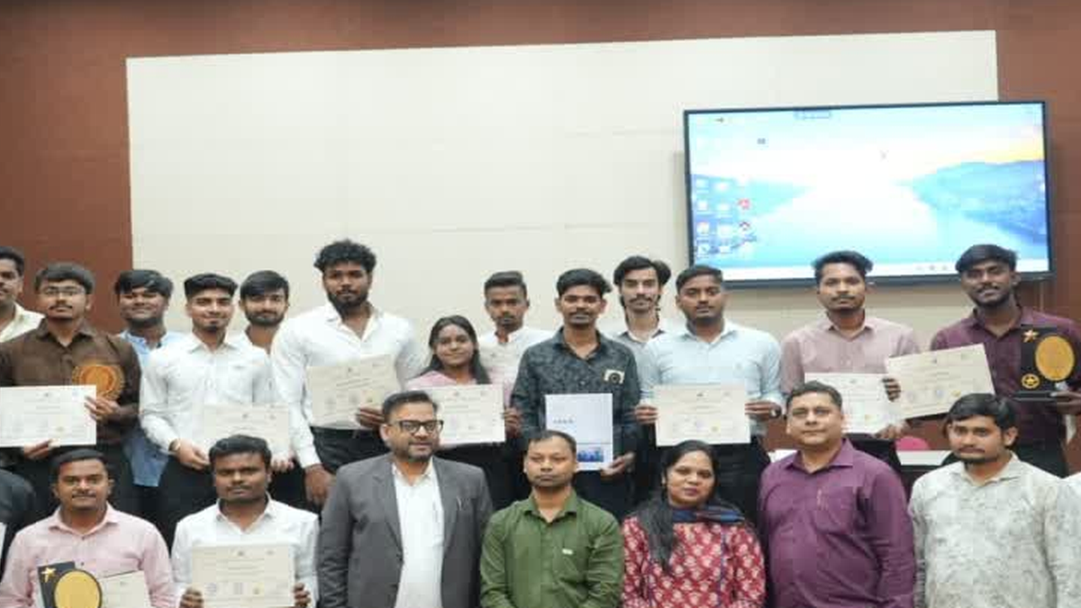 आईआईटी आईएसएम धनबाद के तकनीकी प्रशिक्षण कार्यक्रम में प्रमाण-पत्र पाने वाले विद्यार्थी