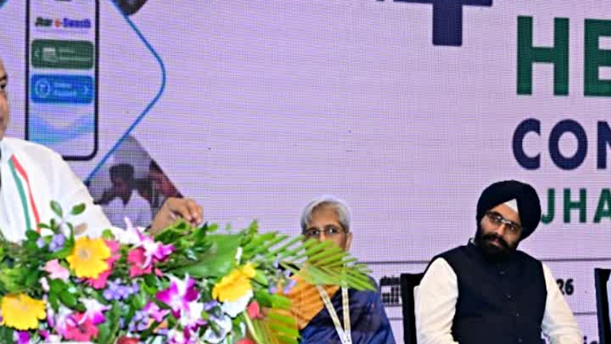 रांची में झारखंड हेल्थ कॉन्क्लेव के समापन समारोह में उपस्थित स्वास्थ्य मंत्री और अन्य प्रतिभागी