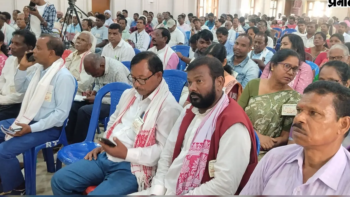 खूंटी नगर भवन में मुंडारी भाषा पर आयोजित विचार गोष्ठी में शामिल प्रतिनिधि