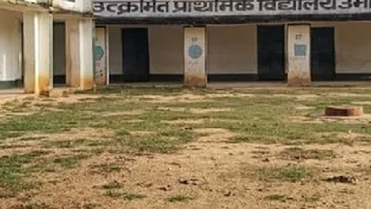चतरा के गिद्धौर प्रखंड में चारदीवारी निर्माण के लिए चयनित विद्यालय का परिसर