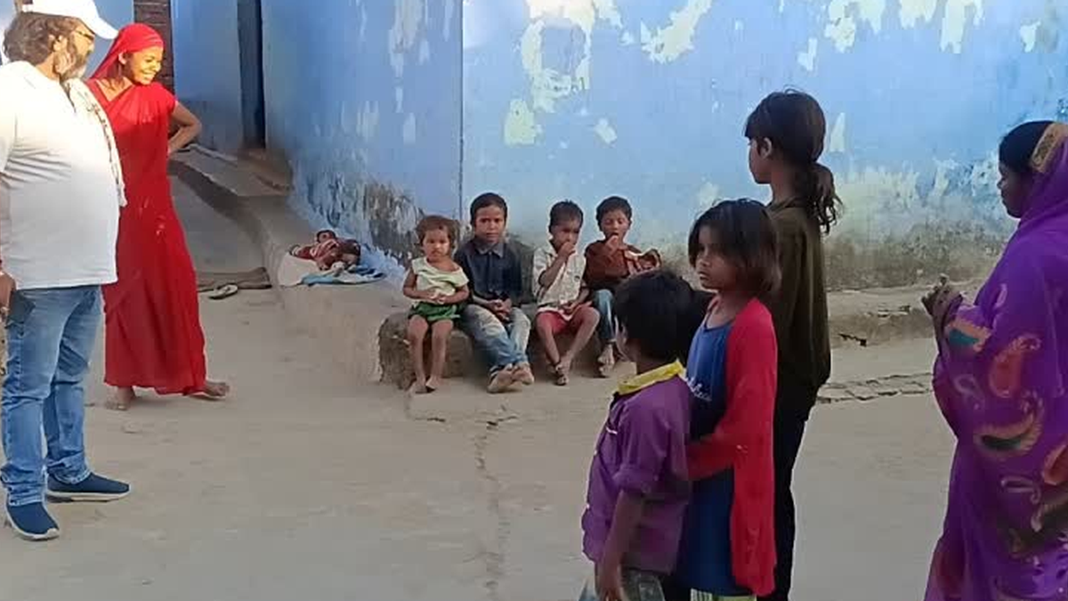 लातेहार के राजहार मोहल्ले में स्कूल नामांकन से वंचित बच्चों का मामला