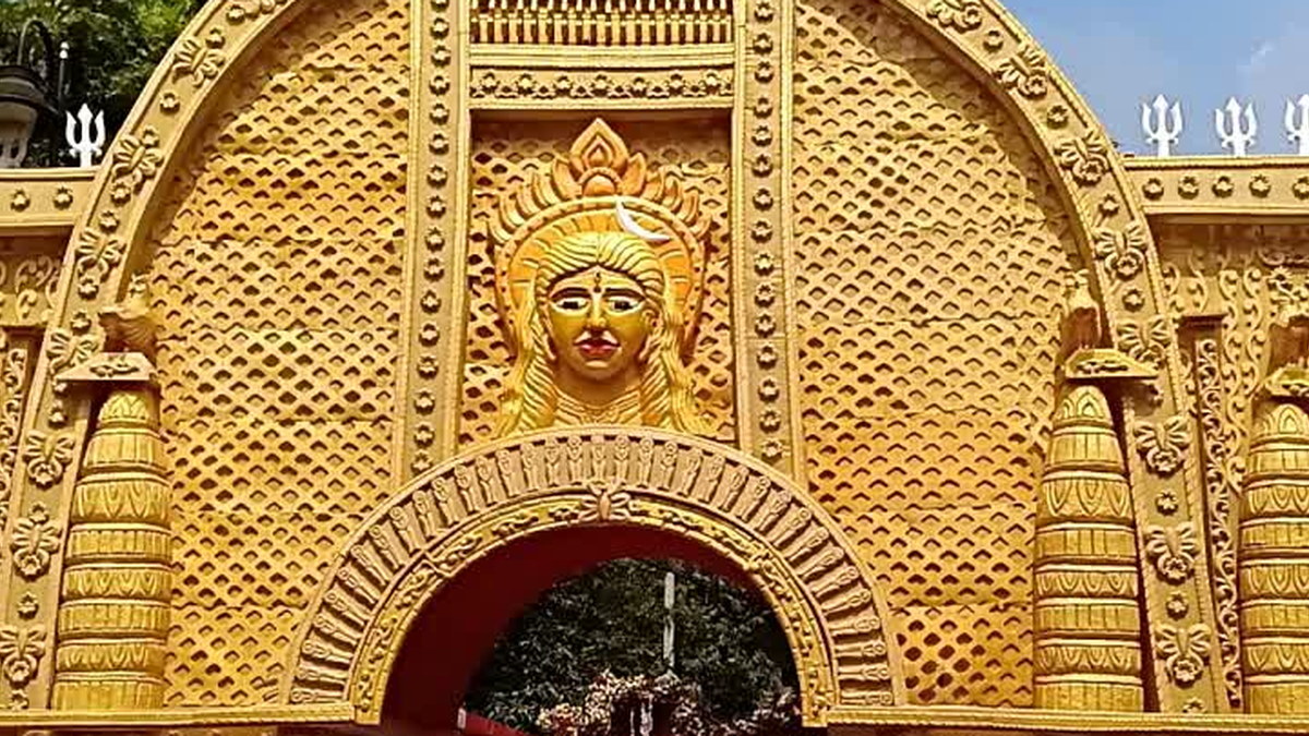 लातेहार के काली मंदिर परिसर में रजवाड़ा पैलेस की तर्ज पर बना दुर्गा पूजा पंडाल