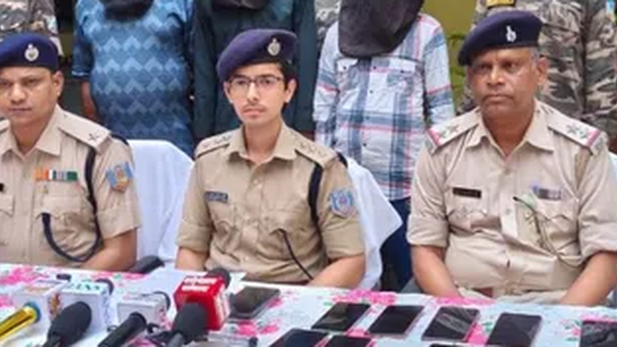 चक्रधरपुर में मोबाइल चोरी मामले के खुलासे की जानकारी देती पुलिस