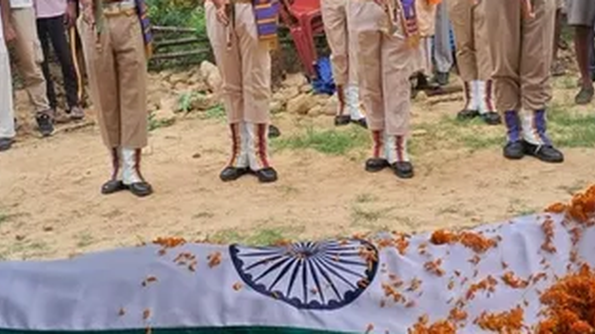 पलामू के तोलरा गांव में सूबेदार अरविंद तिवारी की अंतिम विदाई के दौरान उपस्थित जवान और ग्रामीण