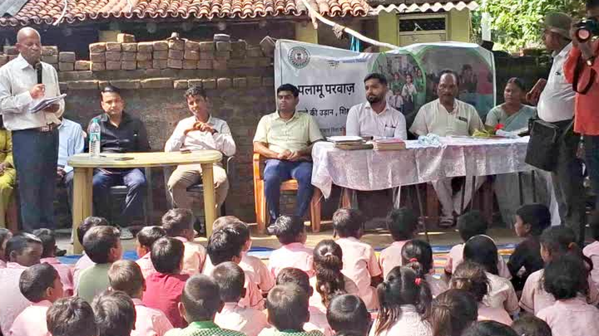 खुरा कला में परवाज अभियान के दौरान स्कूली बच्चों से संवाद करते पलामू के उपायुक्त