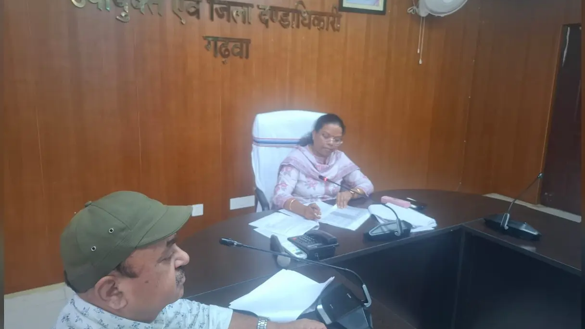 गढ़वा में जल जीवन मिशन की योजनाओं की समीक्षा बैठक करते अधिकारी