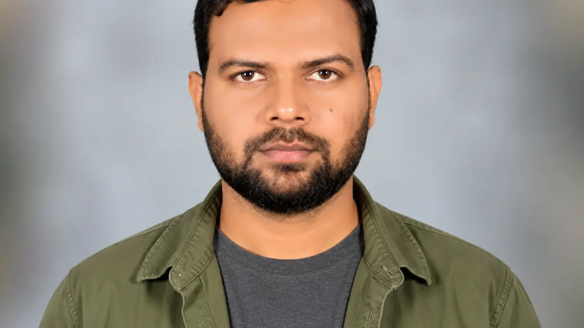 मुंडारी फिल्म ए रिवर कलर्ड रेड के निर्देशक और निर्माण दल से संबंधित दृश्य