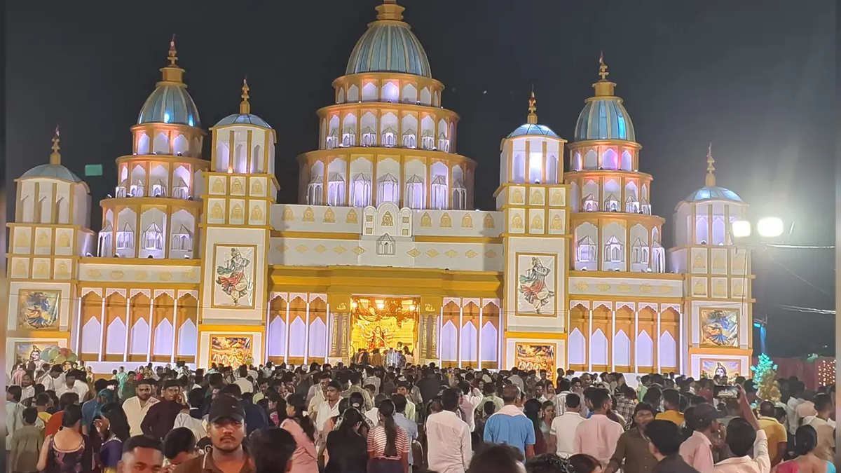 मेदिनीनगर में इस्कॉन मंदिर की शैली पर बना 85 फीट ऊंचा दुर्गा पूजा पंडाल