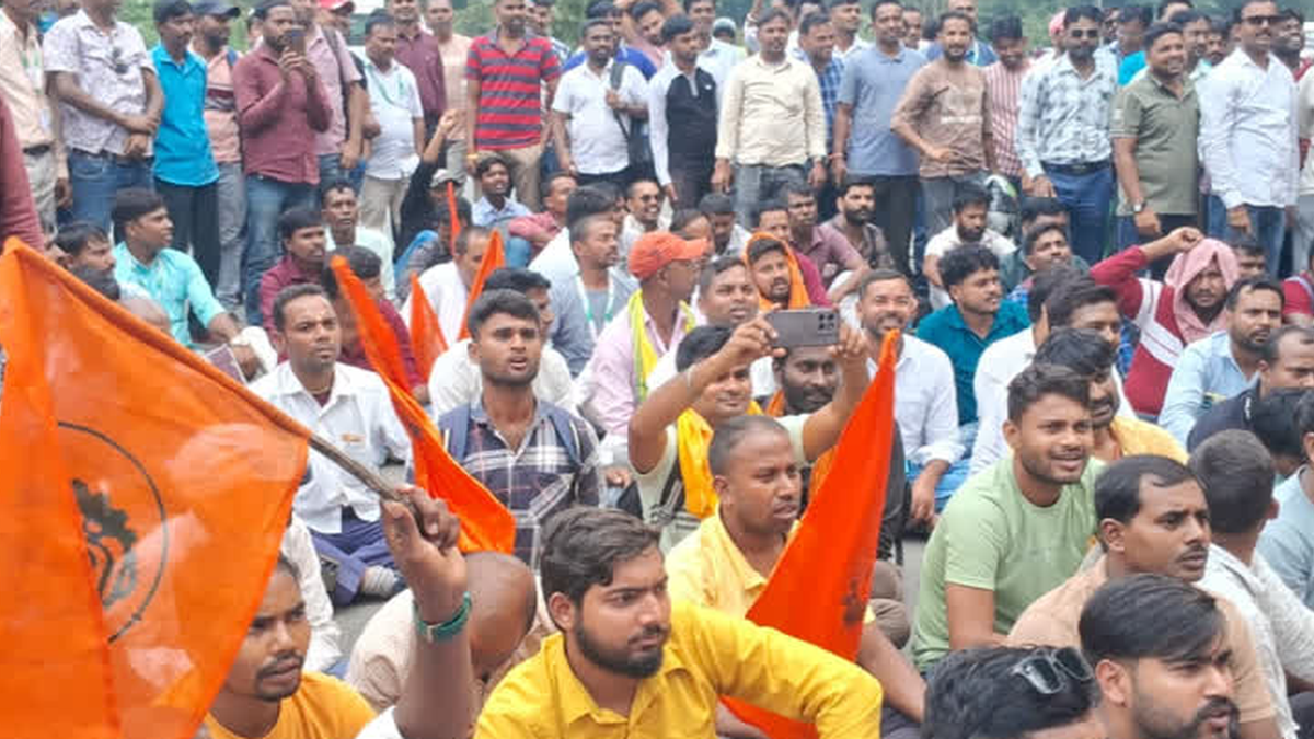 नामकुम में मांगों को लेकर धरना देते 108 एम्बुलेंस सेवा के कर्मचारी