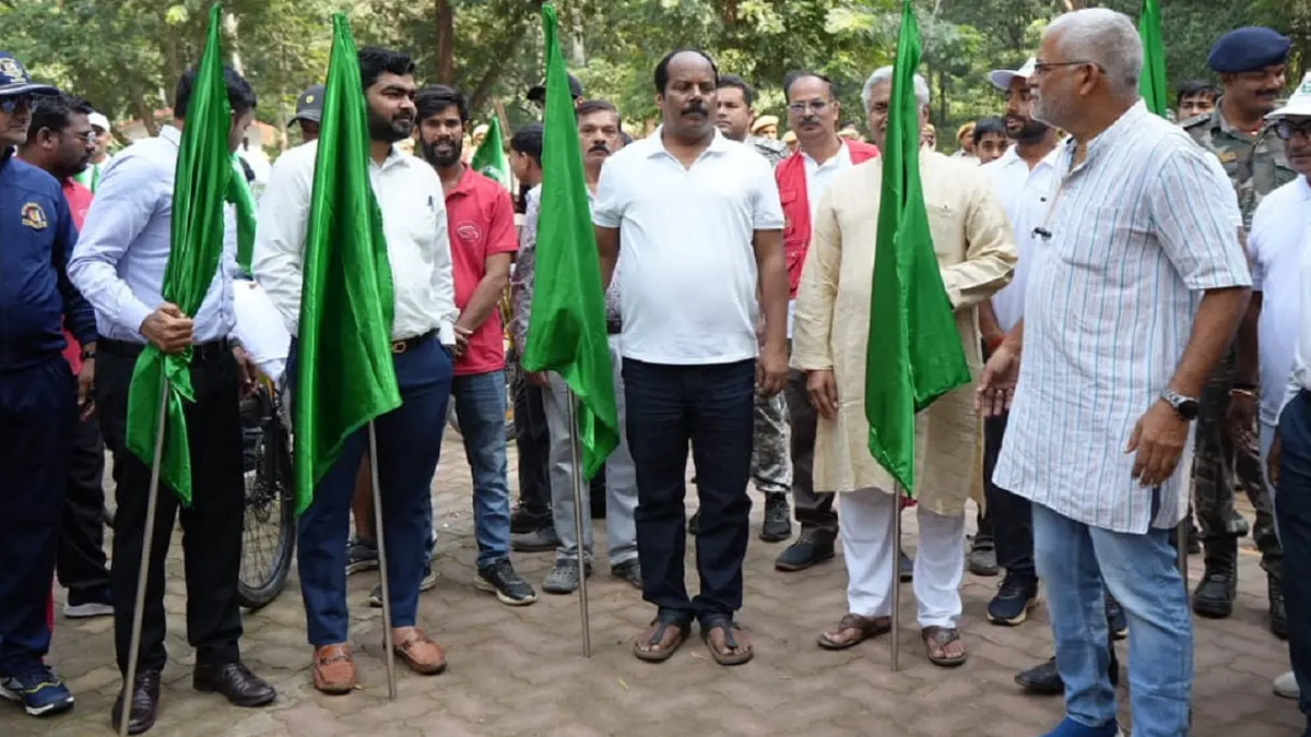 हजारीबाग की पर्यावरण जागरूकता साइकिल रैली में शामिल बच्चे और युवा