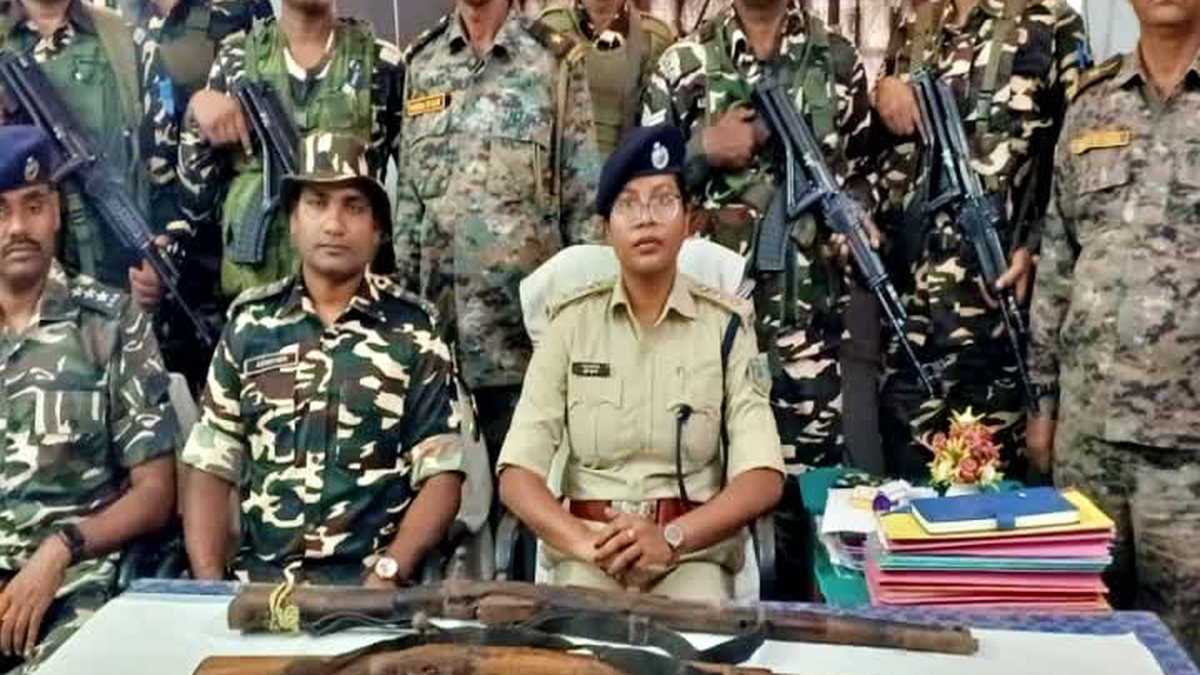 महुआडांड़ के जंगलों में तलाशी अभियान के दौरान बरामद हथियार और सामग्री