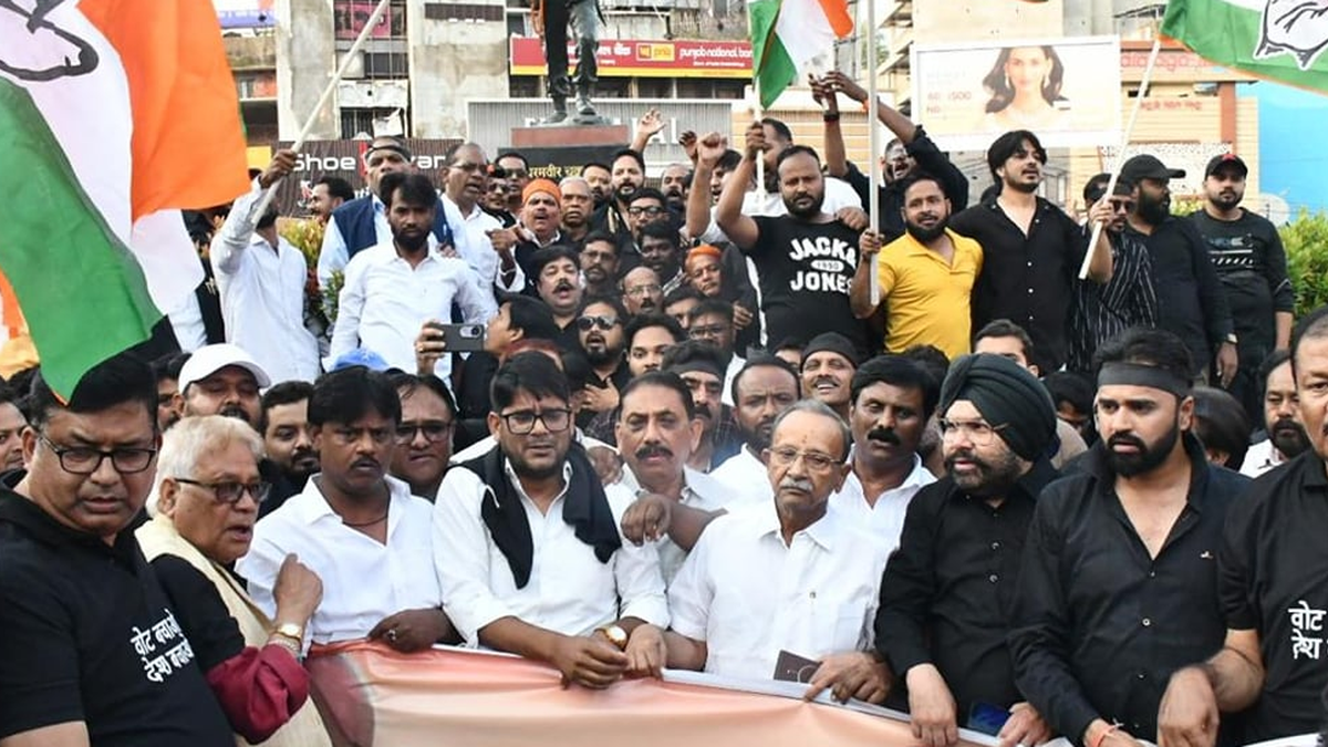 रांची में कांग्रेस के विरोध मार्च में शामिल नेता और कार्यकर्ता