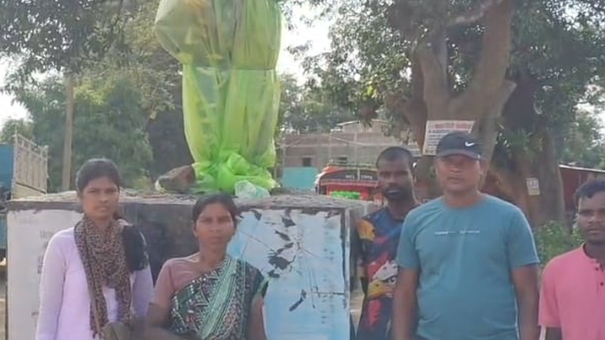 गुमला में दोबारा स्थापित शहीद संतोष उरांव की आदमकद प्रतिमा