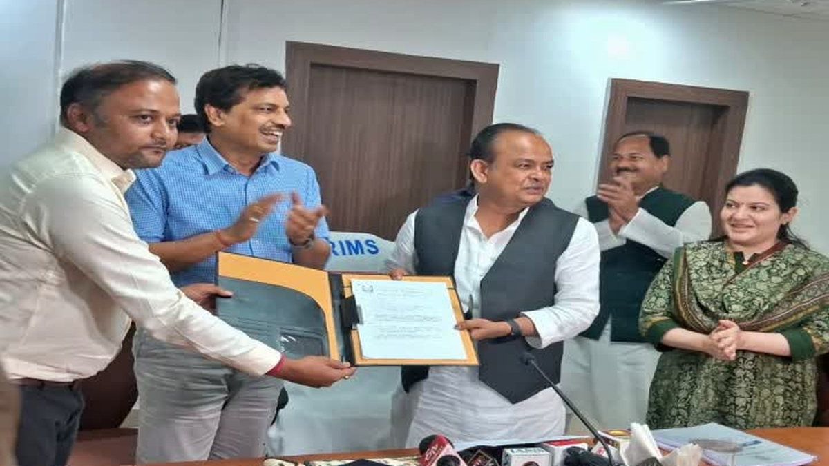 जामताड़ा में प्रस्तावित मेडिकल कॉलेज अस्पताल के लिए आशय पत्र पर हस्ताक्षर