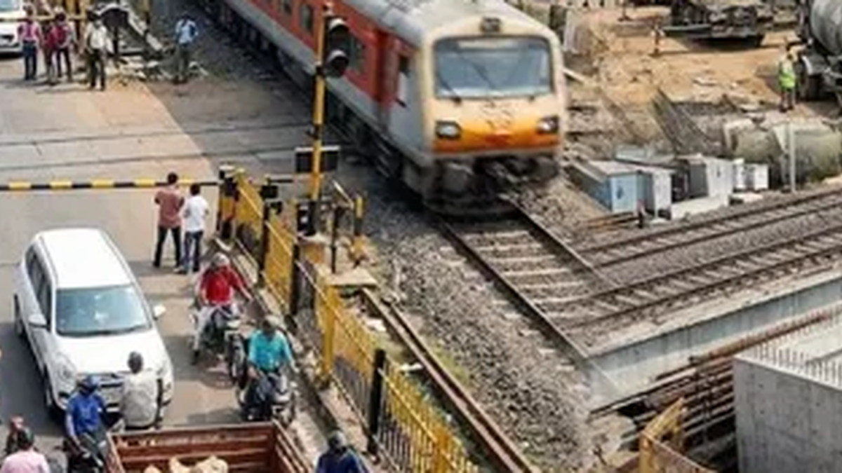 धनबाद में रेलवे फाटक और उससे गुजरते सड़क यातायात का सांकेतिक दृश्य
