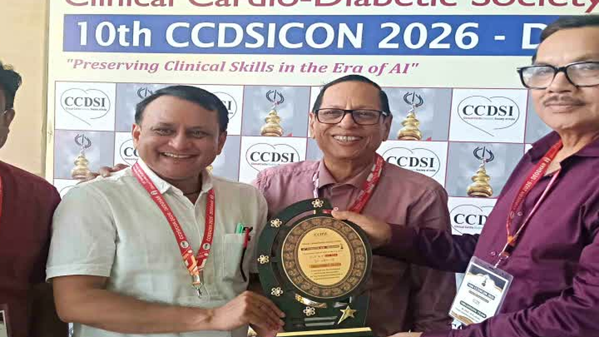 देवघर में आयोजित CCDSICON 2026 राष्ट्रीय चिकित्सा सम्मेलन में शामिल चिकित्सक और विद्यार्थी
