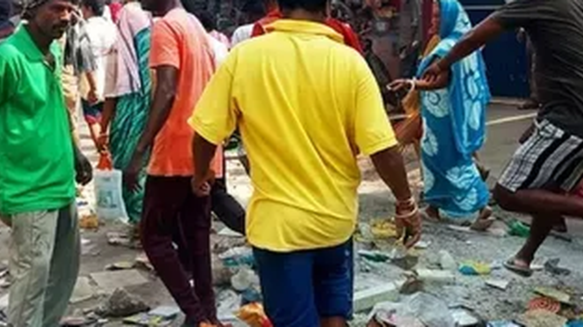 जामताड़ा में बकाया वेतन की मांग को लेकर प्रदर्शन करते नगर पंचायत के सफाईकर्मी