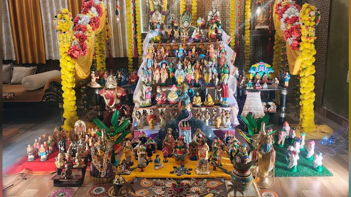 जमशेदपुर के सोनारी में सात सीढ़ियों पर सजाई गई गोलू पूजा की गुड़ियां