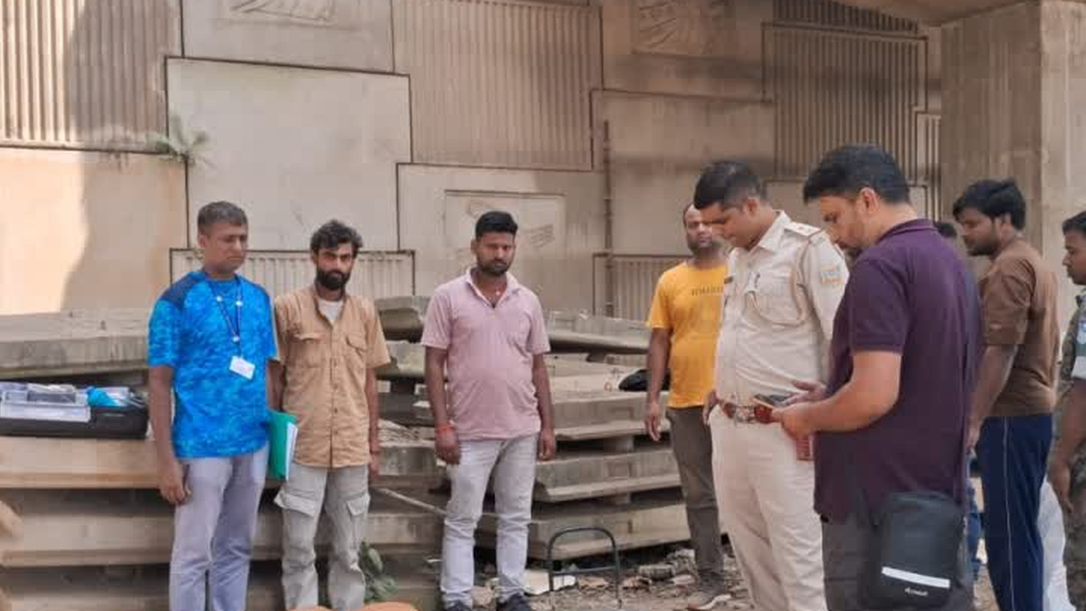 रांची के नगड़ी इलाके में गांजा बरामदगी के बाद जांच करती एनसीबी और पुलिस टीम