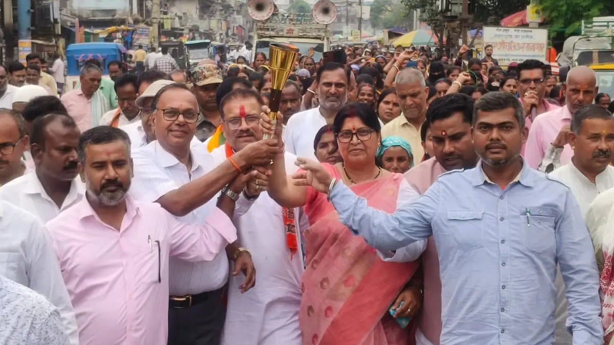 झुमरीतिलैया में आयोजित कार्यक्रम में उपस्थित भाजपा कार्यकर्ता और स्थानीय लोग