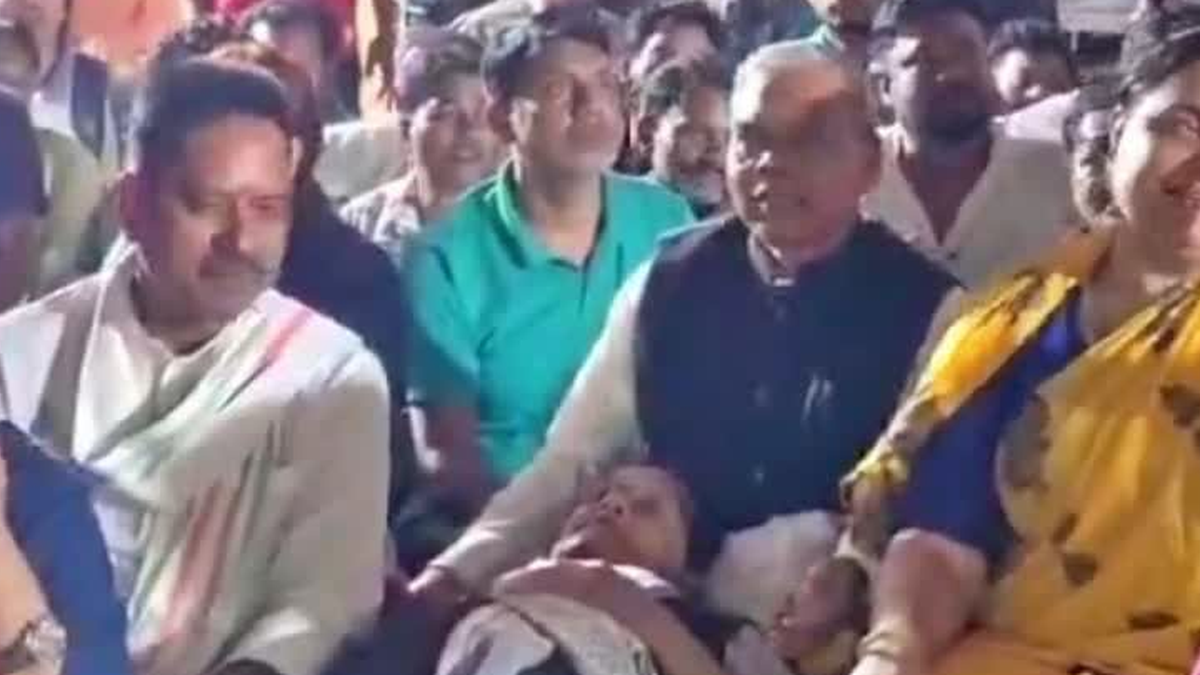 बोकारो स्टील प्लांट में नियोजन की मांग को लेकर धरना देते विस्थापित