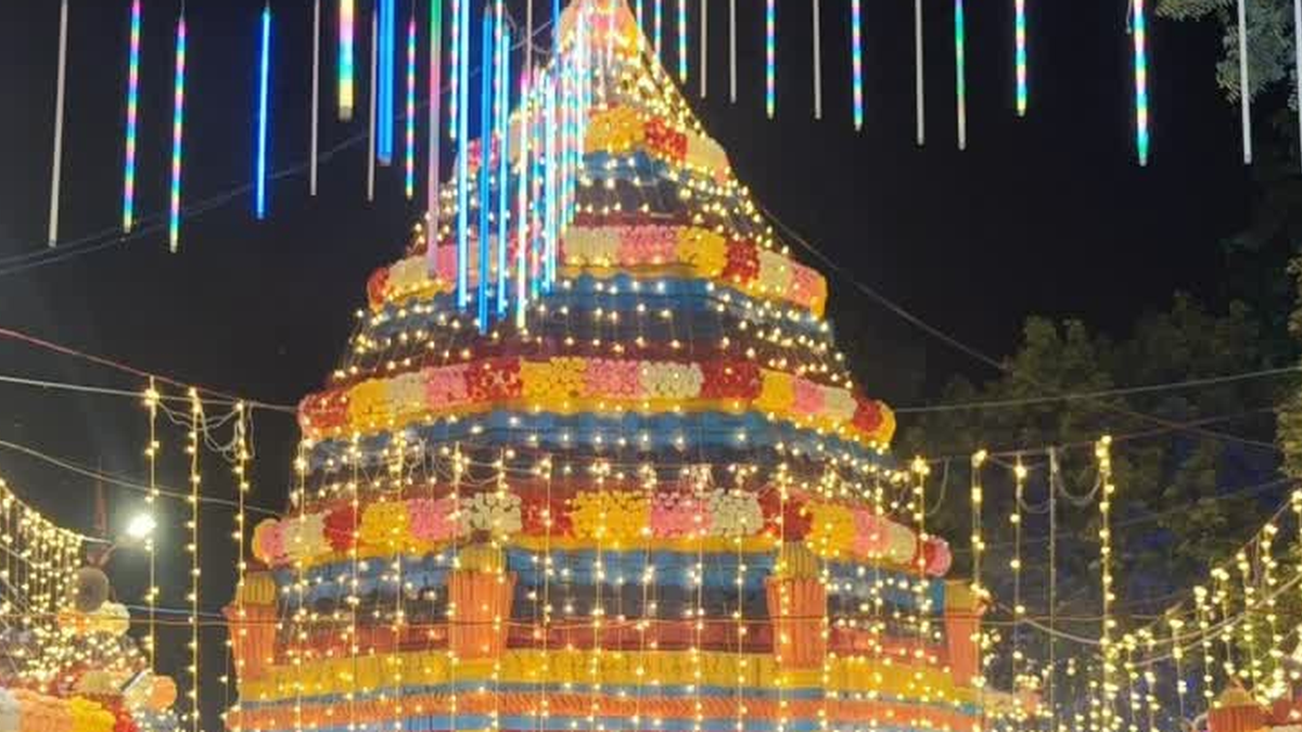 नवरात्र पर रोशनी से सजा रजरप्पा का मां छिन्नमस्तिका मंदिर परिसर