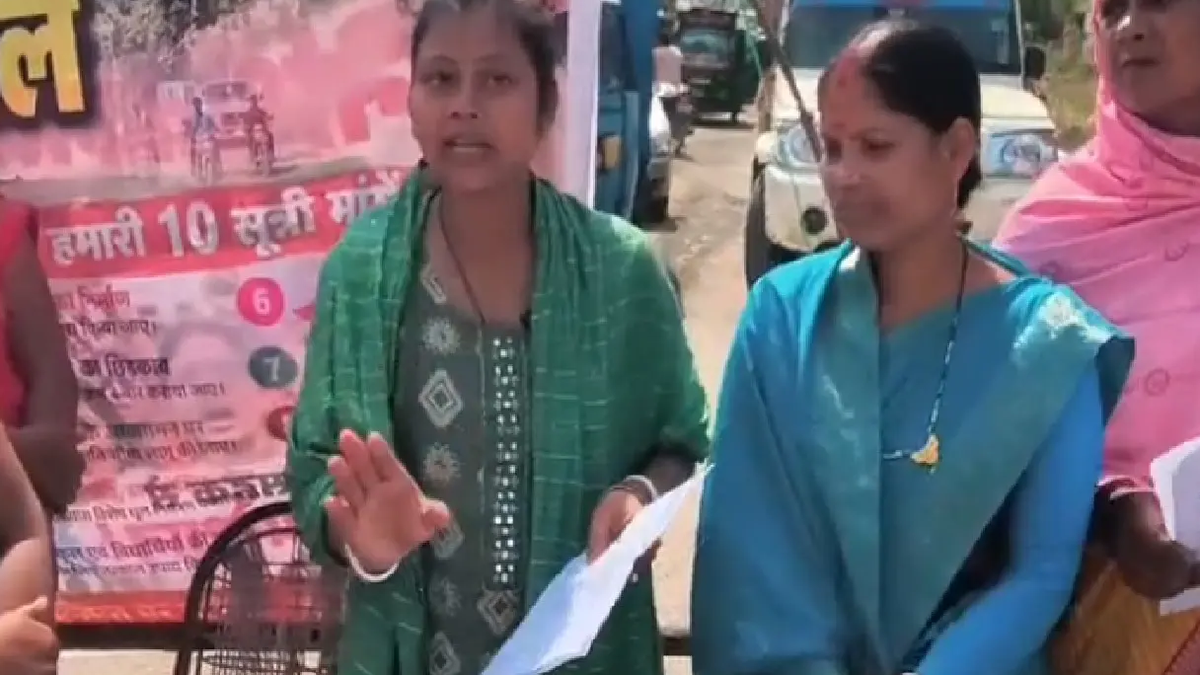 मूरी-गोला मार्ग के निर्माण की मांग को लेकर सिंगपुर मोड़ पर प्रदर्शन करते ग्रामीण