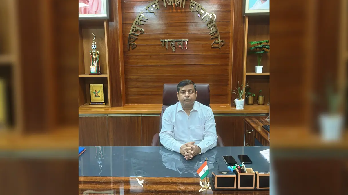 गढ़वा में एसआईआर-2026 की समीक्षा बैठक में उपस्थित अधिकारी
