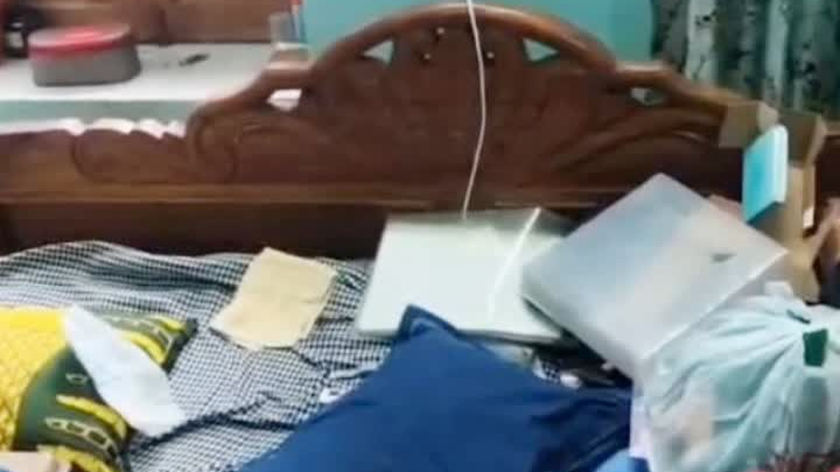 देवघर में झामुमो नेता के घर हुई डकैती के बाद जांच करती पुलिस का सांकेतिक दृश्य