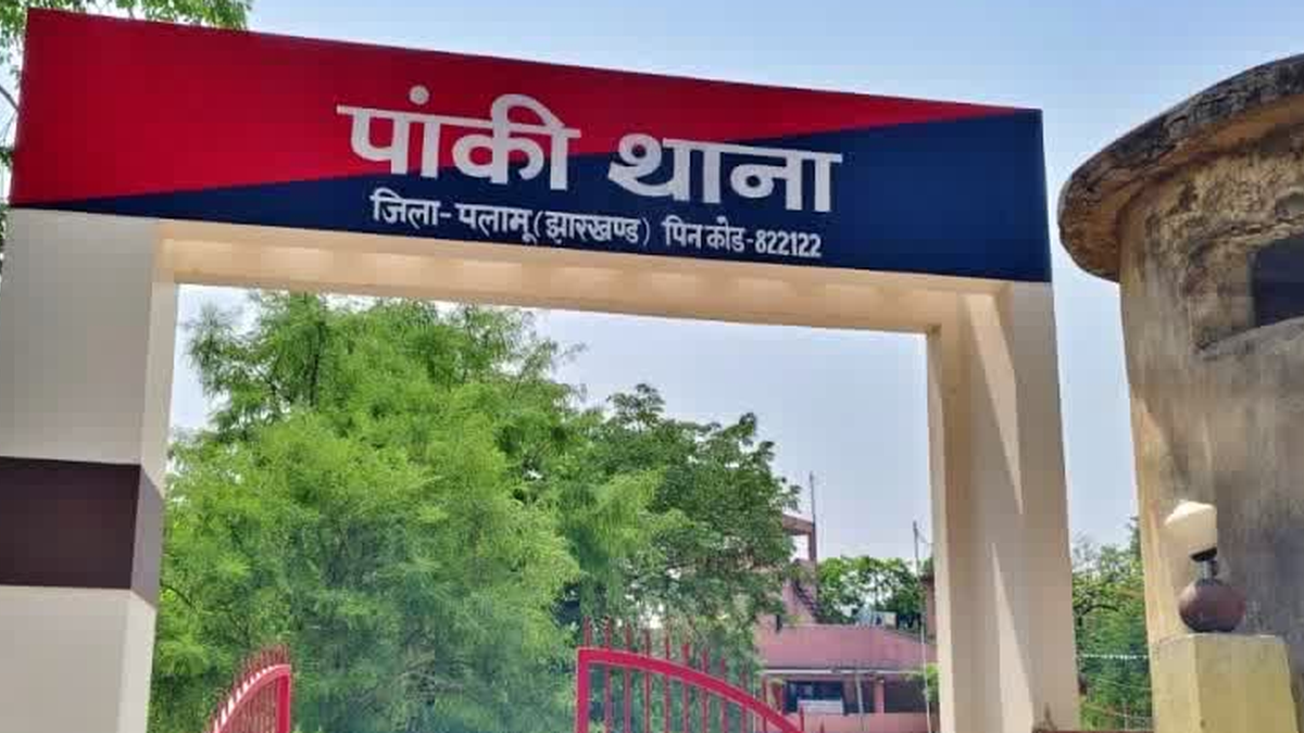पलामू के पांकी थाना क्षेत्र में सड़क दुर्घटना के बाद जांच करती पुलिस