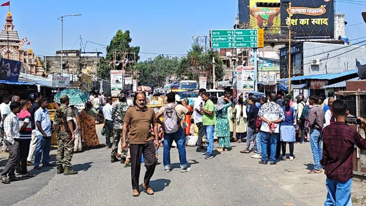खूंटी में फादर बेनेडिक्ट बारला पर हमले के विरोध में प्रदर्शन करते लोग