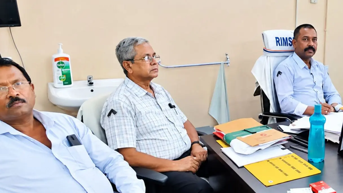 रांची में काला बिल्ला लगाकर काम करते चिकित्सक