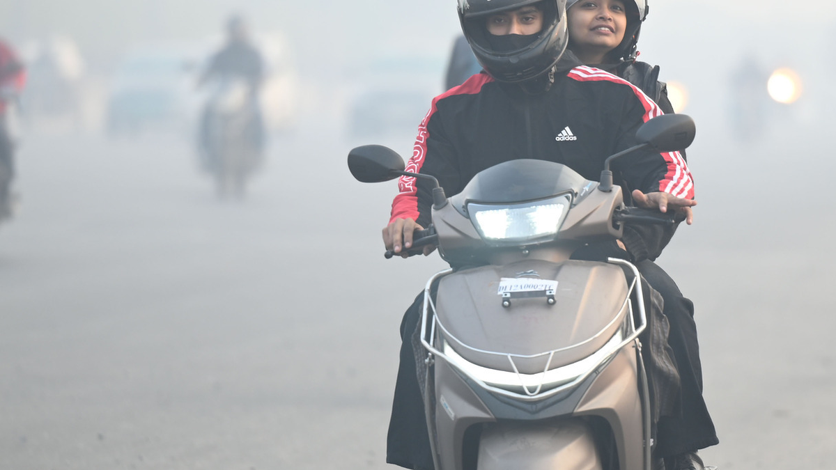 धनबाद में तापमान गिरने के बाद सुबह के समय धुंध जैसा मौसम