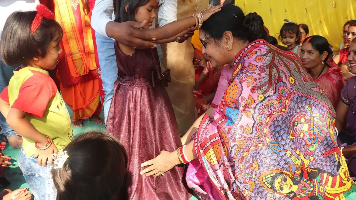 सिमडेगा के तामड़ा पूजा स्थल पर आयोजित सामूहिक कन्या पूजन कार्यक्रम