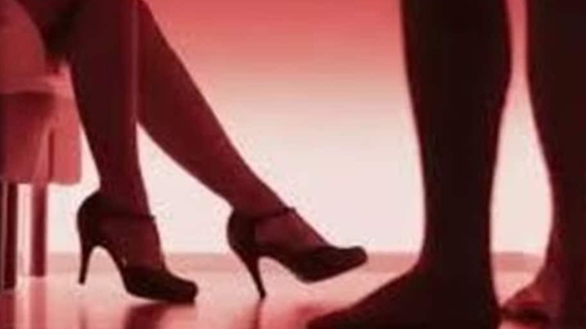 रांची के कचहरी रोड स्थित होटल में पुलिस की छापेमारी से संबंधित दृश्य