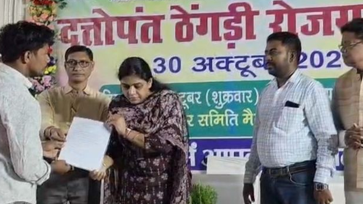 पाकुड़ के रोजगार मेले में कंपनियों के स्टॉल पर पहुंचे युवा अभ्यर्थी