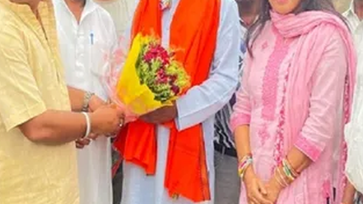 बोकारो में वाराणसी-कोलकाता एक्सप्रेसवे के निर्माण क्षेत्र का निरीक्षण करते सांसद और अधिकारी