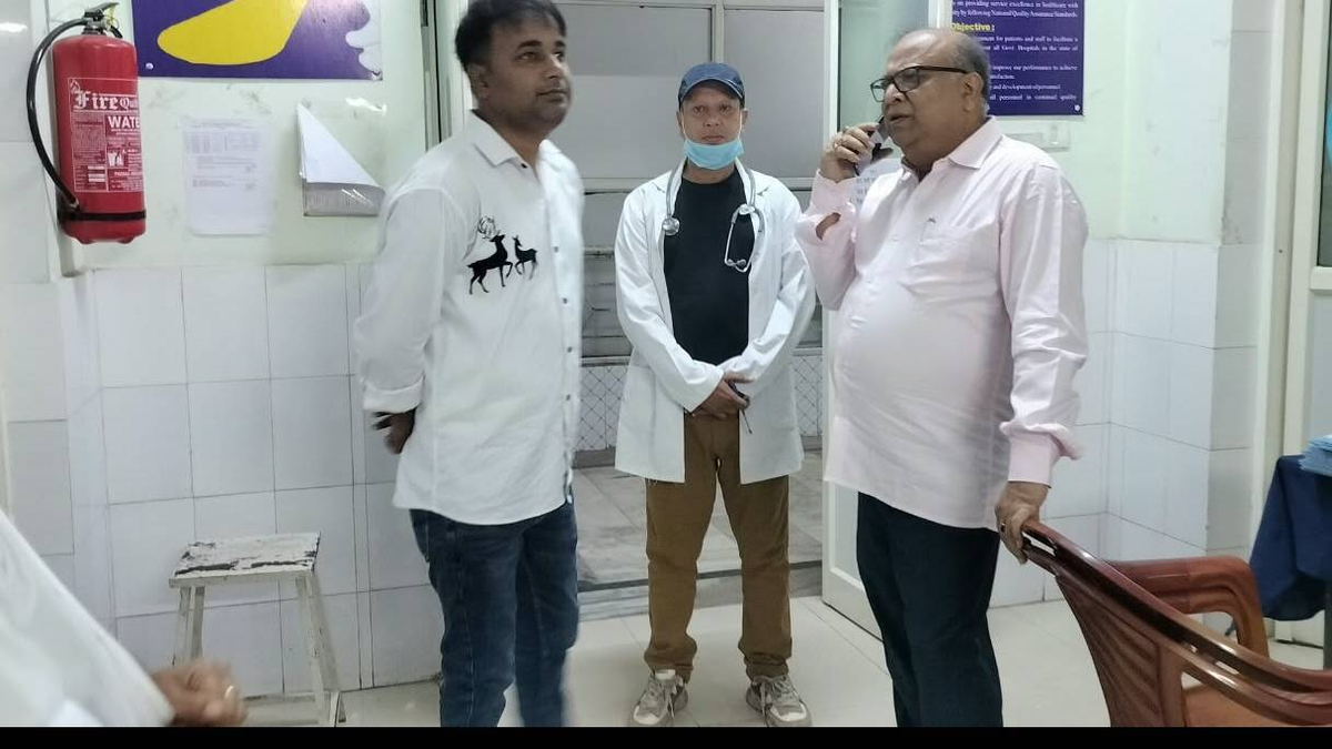 पाकुड़ सदर अस्पताल की व्यवस्थाओं का निरीक्षण करते सिविल सर्जन डॉ. पीके संथालिया