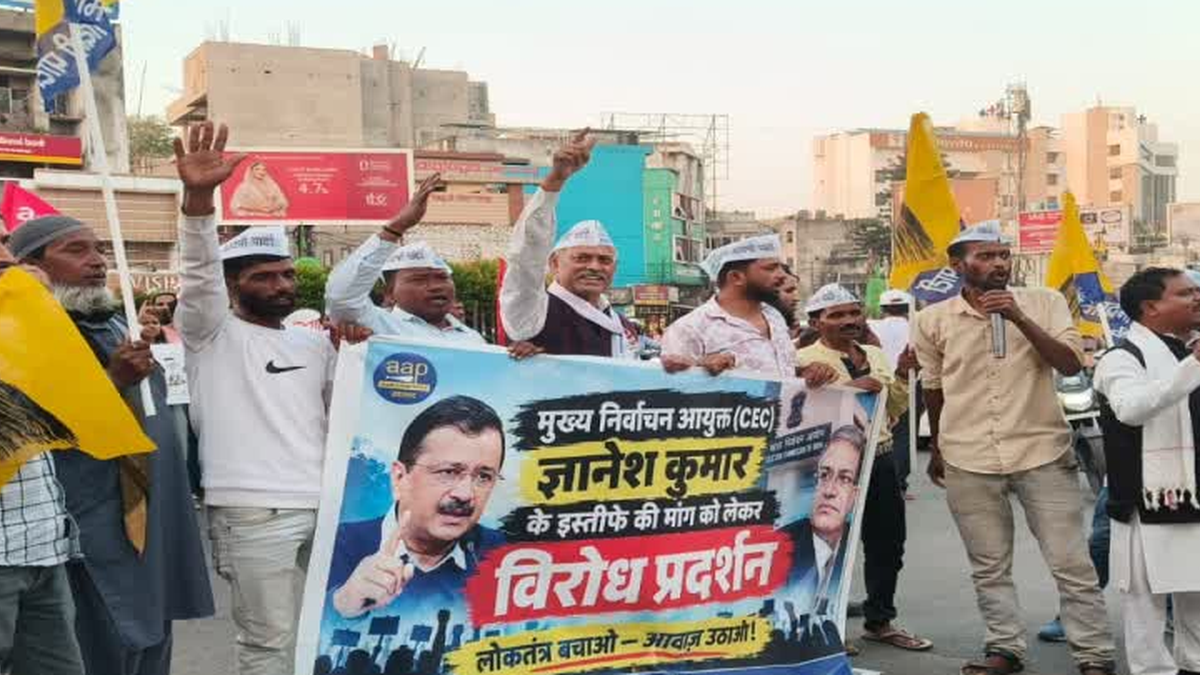रांची में चुनावी प्रक्रिया से जुड़े मुद्दों पर विरोध प्रदर्शन करते राजनीतिक कार्यकर्ता