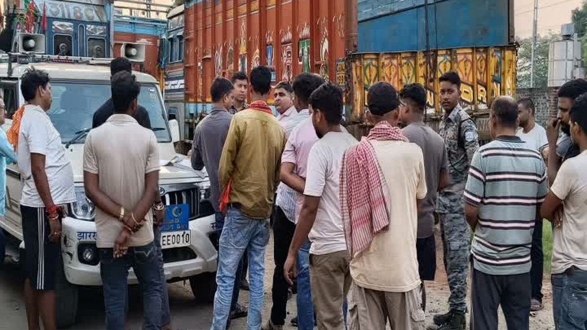 धनबाद में सड़क सुरक्षा और दस्तावेज की जांच करता जिला परिवहन विभाग