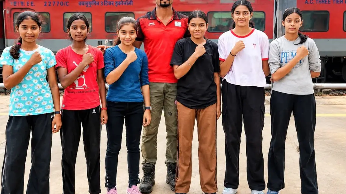 सीबीएसई राष्ट्रीय मुक्केबाजी प्रतियोगिता के लिए रवाना होतीं गढ़वा की चयनित खिलाड़ी