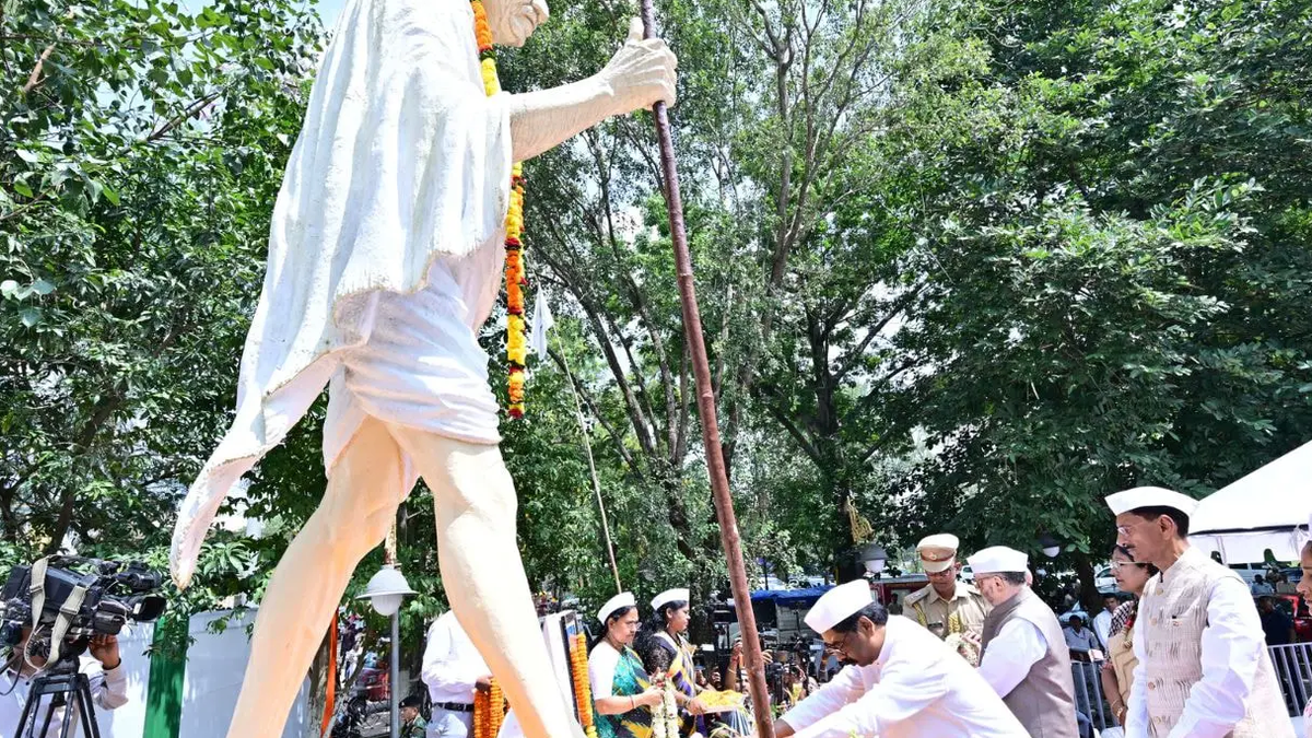 रांची के बापू वाटिका में महात्मा गांधी की प्रतिमा पर माल्यार्पण करते मुख्यमंत्री हेमंत सोरेन