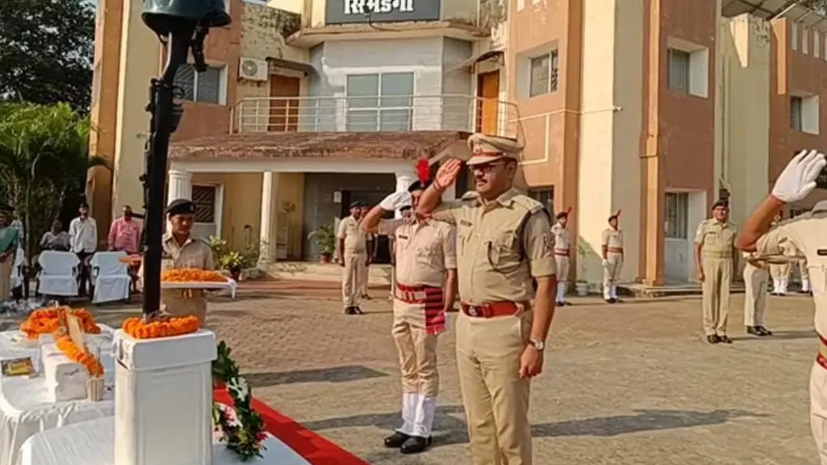 सिमडेगा पुलिस केंद्र में पुलिस संस्मरण दिवस पर शहीद जवानों को श्रद्धांजलि देते अधिकारी