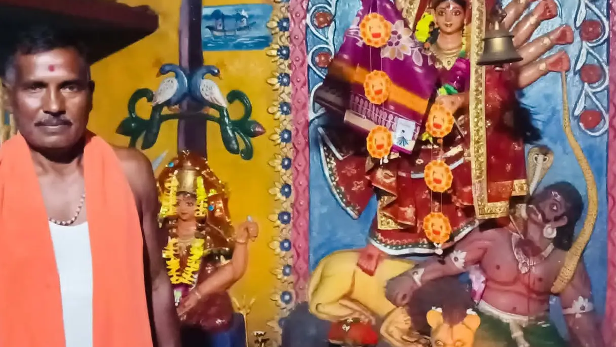 सरायकेला के मुरुप स्थित श्री शुभनाथ मंदिर में पूजा की प्रतीकात्मक सजावट