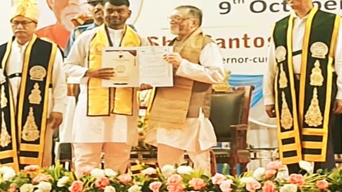 धनबाद में बीबीएमकेयू के तीसरे दीक्षांत समारोह में उपस्थित विद्यार्थी और अतिथि