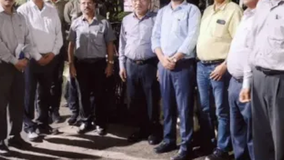 रामगढ़ के अरगडा महाप्रबंधक कार्यालय परिसर में कबाड़ से बनी ताऊ जी की प्रतिमा