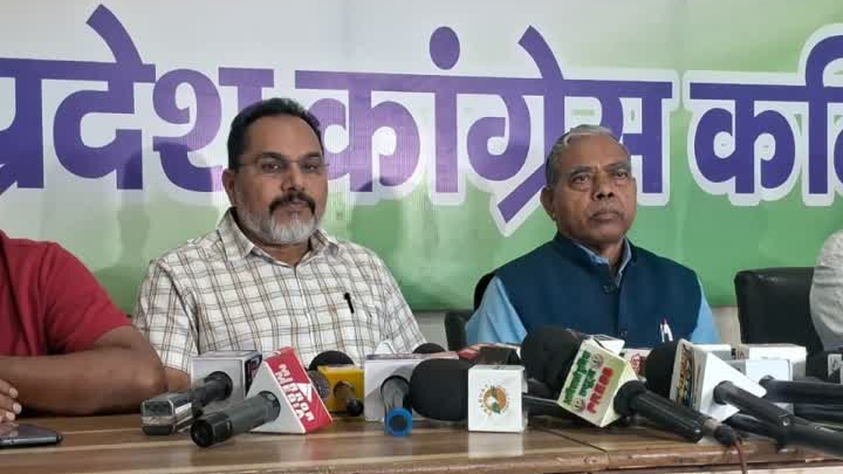 रांची में दिल्ली रैली की तैयारियों की जानकारी देते झारखंड कांग्रेस के नेता